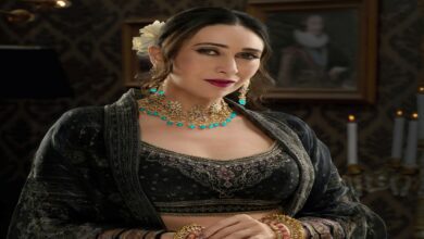 Karisma Kapoor Walks the Ramp in Stunning Black Saree, Fans Go Crazy Over Her Beauty